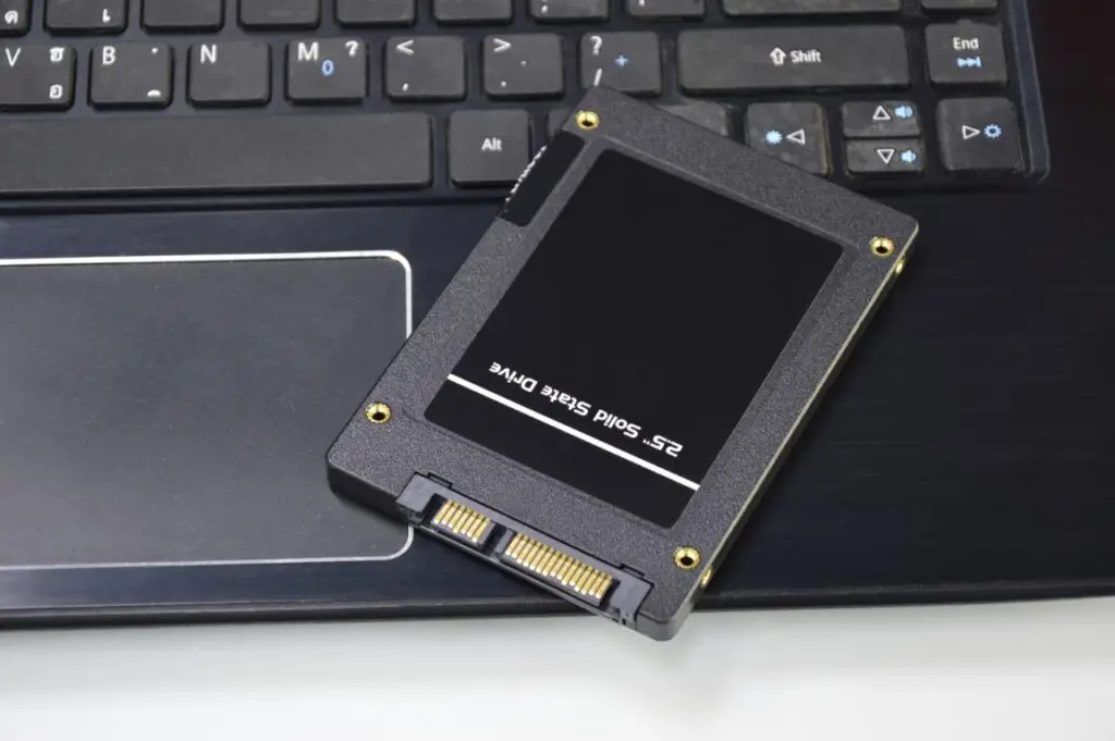 La tecnología de almacenamiento SSD es una alternativa superior a los discos duros tradicionales debido a su mayor velocidad, durabilidad y eficiencia energética. Los SSD se basan en una tecnología de memoria flash que no tiene partes móviles, lo que los hace más rápidos y menos propensos a fallos mecánicos. Aunque los SSD son más caros y tienen una capacidad de almacenamiento limitada en comparación con los discos duros tradicionales, su rendimiento superior los hace una opción a considerar para el almacenamiento de datos en dispositivos electrónicos.